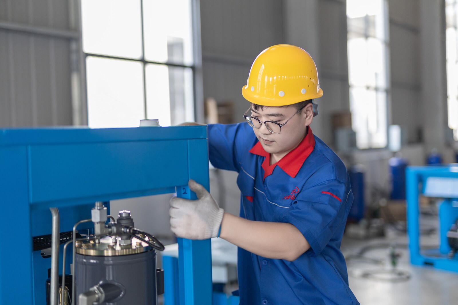 Dazhang technician assembling a blue compressor unit